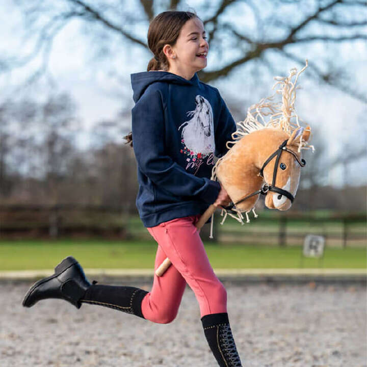 hobby horsing kind auf pferd highlight